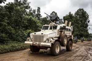 Un camion militaire de la MONUSCO patrouille sur la route reliant Beni à Mangina, dans la province du Nord-Kivu, le 23 août 2018. ©John WESSELS / AFP
