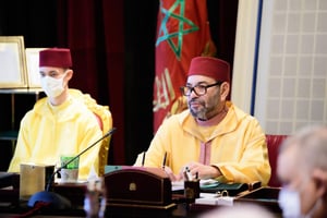 Le Roi Mohammed VI accompagné du prince héritier Moulay El Hassan, au Palais royal, à Rabat, lors d’un Conseil des ministres, le 13 juillet 2022. © MAP