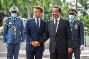 Paul Biya, le chef de l’État camerounais, accueillant son homologue français Emmanuel Macron au palais présidentiel, à Yaoundé, le 26 juillet 2022. © Saabi Jeakespier/Anadolu Agency via AFP
