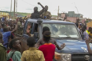 Acclamés par la population, des soldats maliens entrent dans le camp de Kati après l’attaque jihadiste du 22 juillet 2022. © Moustapha Diallo/AP/SIPA