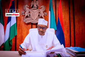Muhammadu Buhari signe le projet de loi sur l’industrie pétrolière à Abuja, le 16 août 2021. © Nigeria Presidency/Handout via REUTERS