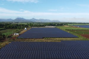 La première ferme solaire de Maurice, construite en 2015 par GreenYellow OI à Solitude, à quelques kilomètres au nord de Port-Louis. © GreenYellow