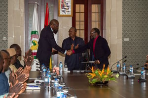 L’amiral Papa Farba Sarr, émissaire de Macky Sall, a signé un accord de paix avec César Atoute Badiate, chef d’une des franges du MFDC, sous l’égide d’Umaro Sissoco Embaló. © DR / Présidence Guinée-Bissau