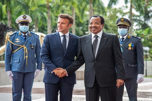 Le président français Emmanuel Macron accueilli par son homologue camerounais, Paul Biya, au palais présidentiel à Yaoundé, le 26 juillet 2022. © Saabi Jeakespier / Anadolu Agency / AFP