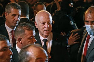 Kaïs Saïed célébrant la victoire du oui au référendum sur la nouvelle Constitution, à Tunis, dans la nuit du 25 au 26 juillet 2022. © Photo by Anis MILI / AFP