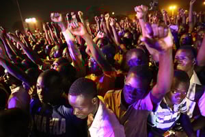 La foule écoute le concert gratuit du rappeur Smockey, à Ouagadougou. © Anais Dombret