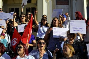 Des manifestants se rassemblent en faveur des droits des femmes sur l’avenue Habib Bourguiba à Tunis, en Tunisie, le 10 juin 2022. © Chokri Mahjoub/ZUMA Press Wire