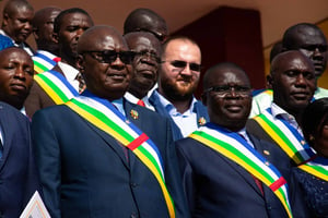 Le président de l’Assemblée nationale centrafricaine Simplice Mathieu Sarandji (au c.) et le premier vice-président de l’institution Évariste Ngamana (à dr.) sur les marches de l’Assemblée, à Bangui, le 15 octobre 2021. © AFP.