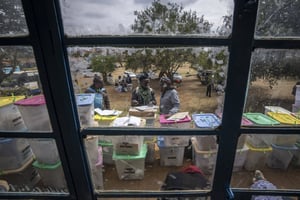 Des agents électoraux dans un centre de dépouillement à Nairobi, le 10 août 2022, au lendemain du scrutin présidentiel kényan. © Ben Curtis/AP/SIPA.