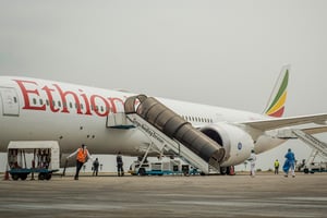 Des passagers débarquent d’un avion de la compagnie aérienne Ethiopian Airlines. © Arsene MPIANA / AFP.