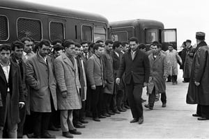Expulsion des Algériens après les manifestations du 17 octobre 1961. © DALMAS/SIPA