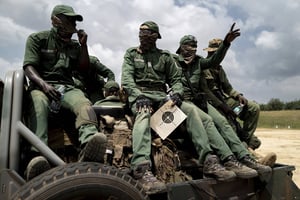 Des soldats des forces spéciales ivoiriennes, lors d’un entraînement militaire contre le terrorisme connu sous le nom de Flintlock, près du camp de base de Loumbila, à Jacqueville, en Côte d’Ivoire, le 17 février 2022. © Sylvain Cherkaoui/AP/SIPA