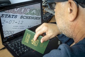 Un Marocain faisant des démarches pour obtenir un visa Schengen (ici à Rabat, le 28 septembre 2021). © Fadel Senna / AFP)