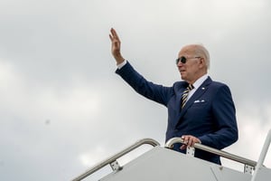 Joe Biden montant à bord de Air Force One à Joint Base Andrews, Maryland, États-Unis, le 10 août 2022. © Shawn Thew/CNP/NEWSCOM/SIPA