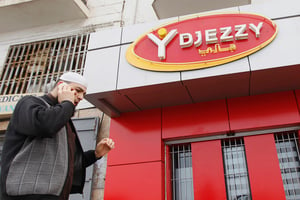Devant les bureaux de la compagnie de téléphonie mobile Djezzy, à Alger, le 2 avril 2012. © REUTERS/Louafi Larbi.
