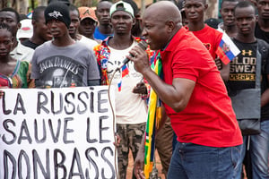 Blaise Didacien Kossimatchi lors d’une manifestation de soutien à la Russie, à Bangui le 5 mars 2022. © Carol Valade/AFP