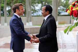 Paul Biya accueillant Emmanuel Macron au palais présidentiel, à Yaoundé, le 26 juillet 2022. © Desire Danga Essigue/REUTERS