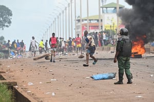 Manifestations à Conakry le 28 juillet 2022, après l’interdiction de la marche pacifiste du FNDC par les autorités. © CELLOU BINANI/AFP