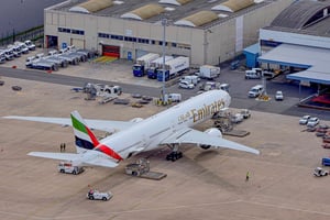 Un appareil de la compagnie Emirates à l’aéroport international Paris-Charles-de-Gaulle. © Laurent GRANDGUILLOT/REA