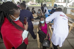Phase 1 du programme de vaccination contre le Covid-19 à l’hôpital Mbagathi, à Nairobi, Kenya, le 12 avril 2021. © Robert Bonet/AFP
