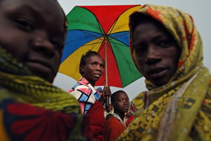 Des femmes et des enfants au camp de réfugiés de Bolengo, près de Goma, RDC, en octobre 2007. © Lionel Healing/AFP