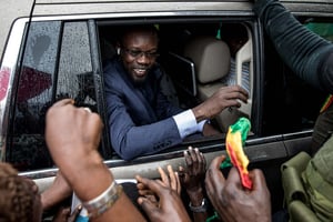 Ousmane Sonko salue ses partisans à l’école fondamentale HLM de Ziguinchor, le 3 juillet 2022. © MUHAMADOU BITTAYE / AFP