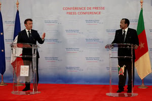  © Emmanuel Macron (à g.) et Paul Biya lors de leur conférence de presse, à Yaoundé, le 26 juillet 2022.