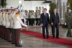 Emmanuel Macron et Abdelmadjid Tebboune au palais d’El Mouradia, à Alger, avant une conférence de presse conjointe, le 25 août 2022. © Eliot Blondet/ABC/Andia.fr