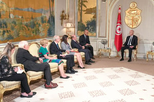 Le président Kaïs Saïed recevant une délégation du Congrès américain, à Carthage, le 22 août 2022. TUNIS, TUNISIA – AUGUST 22: (—-EDITORIAL USE ONLY ‚Äì MANDATORY CREDIT – « TUNISIAN PRESIDENCY / HANDOUT » – NO MARKETING NO ADVERTISING CAMPAIGNS – DISTRIBUTED AS A SERVICE TO CLIENTS—-) Tunisian President Kais Saied (R) meets Natasha Franceschi (5th L), US Charge d’affaires in Tunisia and delegation from the US Congress at the Carthage Palace in the capital Tunis, Tunisia on August 22, 2022
© Tunisian Presidency/Anadolu Agency via AFP