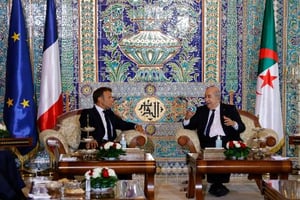Rencontre entre Emmanuel Macron et Abdelmadjid Tebboune, au salon VIP de l’aéroport d’Alger, à l’arrivée du président français pour sa visite officielle en Algérie, le 25 août 2022.