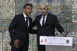 Emmanuel Macron et Abdelmadjid Tebboune, le 25 août 2022 à Alger, lors d’une conférence de presse commune. © Anis Belghoul/AP/SIPA