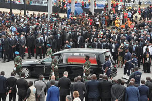 La procession transportant le cercueil de l’ancien président José Eduardo dos Santos, place de la République à Luanda, Angola, le 28 août 2022. © JULIO PACHECO NTELA/AFP