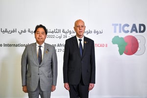 Le président tunisien Kaïs Saïed avec le ministre japonais des Affaires étrangères Yoshimasa Hayashi, à Tunis, le 27 août 2022.. © FETHI BELAID / POOL / AFP