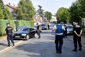 Venus interpeller l’imam Iquioussen à son domicile, à Lourches, le 30 août, les policiers français ont fait chou blanc. © FRANCOIS LO PRESTI / AFP
