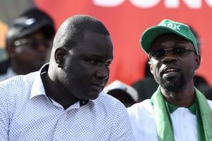 Si le tribun Ousmane Sonko (à droite) est le visage de YAW, Déthié Fall (à gauche) en est le stratège. Ici à Dakar, le 8 juin 2022. © SEYLLOU/AFP