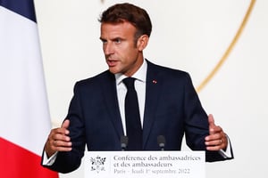 Le président français Emmanuel Macron devant les ambassadeurs, à l’Élysée, le 1er septembre. © MOHAMMED BADRA/POOL/AFP