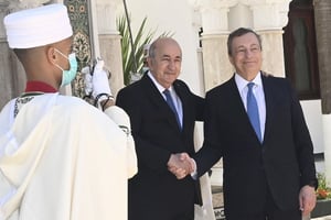 Le président algérien Abdelmadjid Tebboune (G) et le premier ministre italien Mario Draghi (D) au palais d’El Mouradia à Alger, le 18 juillet 2022. © ANSA via ZUMA Press)