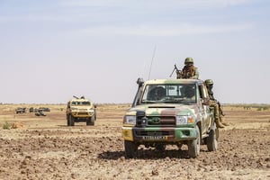 Des soldats maliens en opération contre les groupes armés terroristes avec les forces françaises de Barkhane, à Gourma, en janvier 2021. © FREDERIC PETRY/Hans Lucas via AFP