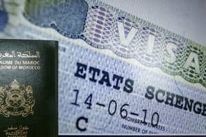 Depuis novembre 2021, la France a réduit de moitié le nombre de visas délivrés aux Marocains et aux Algériens, et d’un tiers pour les Tunisiens. © FADEL SENNA/AFP