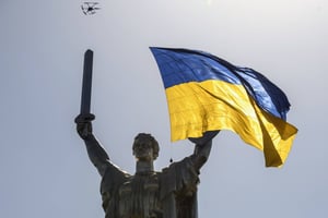 Un drone arborant un drapeau national ukrainien géant passe au-dessus du monument de la Patrie à Kiev, lors de la fête de l’indépendance, en pleine invasion russe, le 24 août 2022. © Vladyslav Musiienko/UPI/Newscom/SIPA