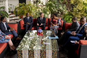 Le secrétaire d’État américain Antony Blinken rencontre des membres de la société civile, dont Dennis Mukwege, à la résidence de l’ambassadeur américain à Kinshasa, le 10 août 2022. © ANDREW HARNIK/POOL/AFP.