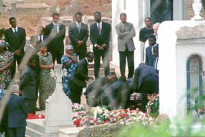 Enterrement de l’ancien dirigeant Mobutu Sese Seko au cimetière catholique de Rabat, le 13 septembre. © AFP