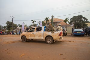Des forces de sécurité affiliées à la Russie autour du siège du parti du président Faustin-Archange Touadéra, à Bangui, le 4 janvier 2021. © NACER TALEL/Anadolu Agency via AFP