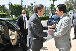 Nasser Bourita (à dr.), ministre marocain des Affaires étrangères, avec Rafael Mariano Grossi, directeur général de l’AIEA, à Rabat, le 22 juin 2022. © Twitter Maroc Diplomatie
