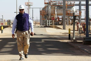 Ouvrier inspectant l’usine de gaz de Krechba sur le champ gazier d’In Salah, dans le Sahara algérien, à quelque 1 200 kilomètres au sud d’Alger. © Aflred de Montesquiou/AP/SIPA