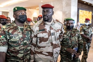 Le président du CNRD, le colonel Mamadi Doumbouya, avec des représentants de la Cedeao, à Conakry, le 17 septembre 2021, douze jours après le coup d’État contre Alpha Condé. © JOHN WESSELS/AFP