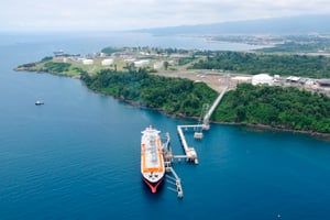 Chargement au terminal gazier de Punta Europa, sur l’île de Bioko © Renaud VAN DER MEEREN/EDJ