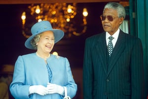 Elizabeth II et Nelson Mandela, en 1995 en Afrique du Sud. © Times Newspapers Ltd/RE/REX/SIPA