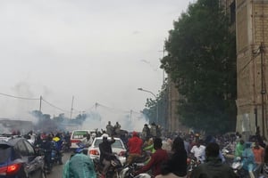 Un nuage de gaz lacrymogène flotte au-dessus du cortège des Transformateurs, à N’Djamena le 9 septembre 2022. © afp.com