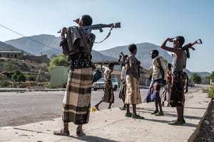 Des membres de la milice Afar à un poste de contrôle à l’entrée de la ville d’Abala, à 480 kilomètres de Semera, en Éthiopie, le 08 juin 2022. © EDUARDO SOTERAS/AFP